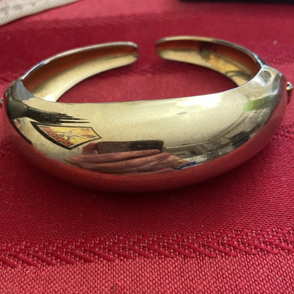 Vintage 60s CORO PEGASUS GOLD TONED BANGLE BRACELET